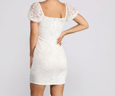 Jolie mini-robe en dentelle